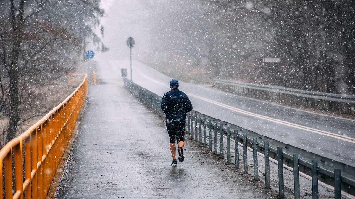 Foto: jwvein, de Pixabay[/img]</p>
<h2 id="-omo-azer-artlek">Como Fazer Fartlek</h2>
<p>A beleza do fartlek está na simplicidade. Você não precisa de percurso marcado ou relógio sofisticado: basta escolher pontos de referência no trajeto e alternar corrida rápida com recuperação. </p>
<p><strong>Exemplo prático para começar:</strong> Durante sua rodagem normal, a cada 5 minutos acelere até um ponto à frente (um poste, placa ou árvore). Depois, volte ao ritmo fácil até se recuperar. Repita por 20 a 30 minutos. </p>
<p><strong>Outras formas de aplicar o fartlek:</strong>
- <strong>Por tempo:</strong> Acelere por 1 minuto e recupere por 2 minutos, repetindo 6 a 8 vezes.
- <strong>Por distância:</strong> Corra rápido por 200 metros e trote ou caminhe por 100 metros.
- <strong>Por terreno:</strong> Acelere nas subidas e recupere nas descidas. </p>
<p>O essencial é manter intensidade alta nos momentos de velocidade, mas sem exagerar. O fartlek deve ser desafiador, não exaustivo; um treino que fortalece tanto a resistência quanto a velocidade, enquanto mantém a corrida divertida e dinâmica.</p>
<h2 id="-artlek-conforme-o-vel-de-ondicionamento">Fartlek conforme o Nível de Condicionamento</h2>
<p>Se você é iniciante, comece com variações suaves. Por exemplo, alterne 30 segundos de corrida moderada com 1 minuto de caminhada. À medida que ganhar condicionamento, aumente a intensidade e reduza o tempo de recuperação.</p>
<p>Para corredores mais avançados, o fartlek pode ser usado para simular o ritmo de prova. Por exemplo, alterne 3 minutos no ritmo de 10K com 2 minutos no ritmo de maratona. Isso ajuda a melhorar a capacidade de mudar de velocidade durante uma competição.</p>
<p>Nos dias mais quentes, ajuste a intensidade. Em dias de temperatura acima de 30°C, reduza o tempo das acelerações e aumente o tempo de recuperação. Hidrate-se bem antes, durante e depois do treino.</p>
<p>[img]unsplash_7DCZgKyp8vw.jpg