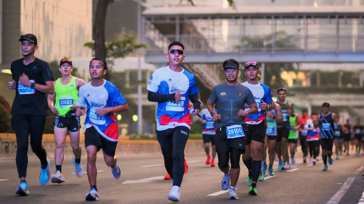 Foto: Cecep Rahmat / Unsplash[/img]</p>
<h2 id="-omo-reparar-ua-ente-ntes-da-rova">Como Preparar Sua Mente Antes da Prova</h2>
<p>A batalha contra o muro começa nos treinos, não na linha de largada. Quem já correu uma maratona sabe que os últimos 10 km são tão mentais quanto físicos. Por isso, a preparação psicológica é tão importante quanto os longões de 30 km.</p>
<p>Não gosto muito de tópicos (fica parecendo coisa de chatgpt), mas vamos usá-los como recurso para listar as práticas:</p>
<p>- <strong>Treine sua mente junto com suas pernas:</strong> Durante os treinos longos, pratique técnicas de foco e visualização. Por exemplo, nos últimos 5 km de um longão, repita mentalmente frases como "Eu sou mais forte do que meu cansaço" ou "Cada passo me aproxima do meu objetivo". Isso cria um condicionamento mental que será útil na prova.</p>
<p>- <strong>Simule o muro nos treinos:</strong> Em um treino de 25 a 30 km, acelere nos últimos 5 km, mesmo que esteja cansado. Isso ensina seu corpo e sua mente a lidar com a fadiga extrema, preparando você para o momento em que o muro aparecer na maratona.</p>
<p>- <strong>Divida a prova em pedaços:</strong> Em vez de pensar nos 42 km como um bloco único, quebre a prova em segmentos menores. Por exemplo: "Vou correr até o km 10, depois até o km 15, e assim por diante". Isso torna a distância menos intimidante.</p>
<p>- <strong>Crie um mantra pessoal:</strong> Escolha uma frase curta e poderosa para repetir quando a prova ficar difícil. Pode ser algo como "Passo a passo" ou "Eu posso". O importante é que essa frase te conecte com sua força interior.</p>
<h2 id="-strat-gias-entais-ara-uperar-o-uro-urante-a-rova">Estratégias Mentais Para Superar o Muro Durante a Prova</h2>
<p>Quando o muro aparecer, a primeira coisa a fazer é não entrar em pânico. Ele é esperado, e você está preparado para lidar com ele. Aqui estão técnicas que funcionam quando o corpo quer parar, mas a mente precisa seguir em frente.</p>
<p>- <strong>Foque no próximo ponto de referência:</strong> Em vez de pensar nos quilômetros que faltam, concentre-se em chegar ao próximo posto de hidratação, à próxima árvore ou ao próximo corredor à sua frente. Pequenas metas são mais fáceis de alcançar e mantêm você em movimento.</p>
<p>- <strong>Use a técnica do "5 km mental":</strong> Divida os últimos 12 km em segmentos de 5 km. Foque apenas no trecho atual. Quando terminar, passe para o próximo. Isso evita que você se sinta sobrecarregado pela distância restante.</p>
<p>- <strong>Alimente sua mente com pensamentos positivos:</strong> Em vez de pensar "Eu não aguento mais", troque por "Eu já corri mais de 30 km, posso fazer mais 10". Lembre-se de todos os treinos que você completou para chegar até ali. Você já provou que é capaz.</p>
<p>- <strong>Aproveite a energia da multidão:</strong> Em maratonas como a do Rio ou de São Paulo, a torcida pode ser sua maior aliada. Ouça os gritos de incentivo, sorria para as pessoas nas arquibancadas e use essa energia para seguir em frente.</p>
<p>- <strong>Mude o foco para a técnica:</strong> Quando a fadiga mental bater, concentre-se na sua técnica de corrida. Pense em manter a postura ereta, os braços relaxados e a cadência alta. Isso distraí sua mente do cansaço e melhora sua eficiência.</p>
<h2 id="-ue-azer-uando-o-orpo-uer-arar-no-m-30">O Que Fazer Quando o Corpo Quer Parar no Km 30</h2>
<p>Chegou ao km 30 e sente que não consegue mais? Não se desespere. Essas dicas vão te ajudar a seguir em frente, mesmo quando tudo parece impossível.</p>
<p>- <strong>Ajuste seu ritmo, não pare:</strong> Se você está exausto, reduza o ritmo, mas não pare completamente. Caminhar por alguns metros pode ser necessário, mas mantenha o movimento. Parar totalmente torna muito mais difícil voltar a correr.</p>
<p>- <strong>Reabasteça seu corpo e sua mente:</strong> Tome água, coma um gel de carboidrato ou uma banana no posto de hidratação. Às vezes, o muro é apenas uma queda nos níveis de energia. Repor os nutrientes pode dar aquele gás extra que você precisa.</p>
<p>- <strong>Respire fundo e relaxe:</strong> Quando o cansaço mental toma conta, respire profundamente por 30 segundos. Isso oxigena seus músculos e acalma a mente, permitindo que você recupere o foco.</p>
<p>- <strong>Lembre-se do seu "porquê":</strong> Por que você está correndo essa maratona? Pense no seu objetivo, seja ele superar um limite pessoal, homenagear alguém ou simplesmente provar a si mesmo que é capaz. Reconectar-se com sua motivação pode dar forças para seguir.</p>
<p>- <strong>Visualize a linha de chegada:</strong> Feche os olhos por alguns segundos e imagine-se cruzando a linha de chegada, ouvindo seu nome sendo anunciado e sentindo a emoção daquele momento. Essa visualização pode te dar o impulso necessário para continuar.</p>
<p>[img]unsplash_k27fjLXCuuo.jpg